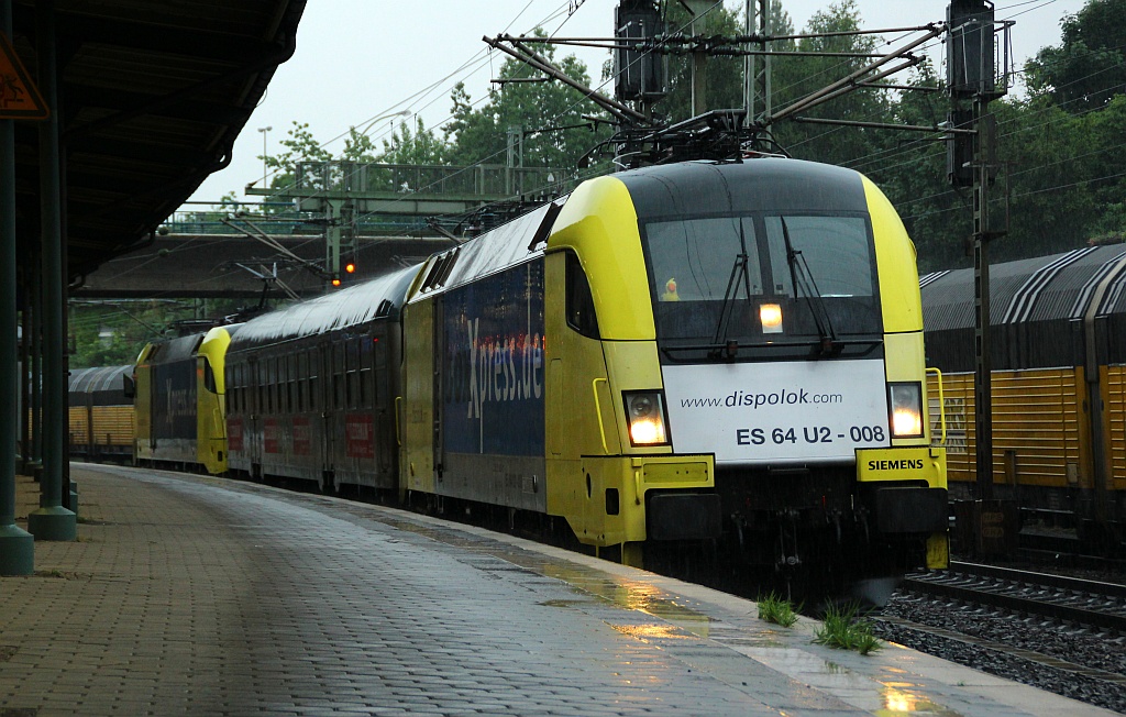 boxXpress Sonderzug Tiger aus Nienburg(Weser)als SDZ 91562 mit 182 508-2 einem  Silberling  der SVG(Bn 720 ex DB 50 80 22-11 560)mit 125 Jahre Fleischmann Werbung und 182 515-7 hat mit knapp +30min Einfahrt in den Harburger Bahnhof. 07.07.12