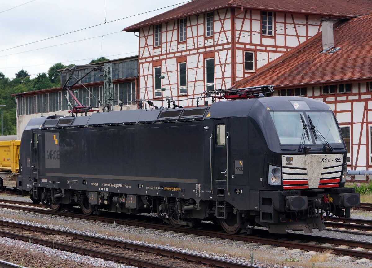 BR 193: Die 193 859 (X4E-859) brachte am 18. Juni 2015 die Aushubwagen von Stuttgart 21 nach Rottweil. 
Foto: Walter Ruetsch 