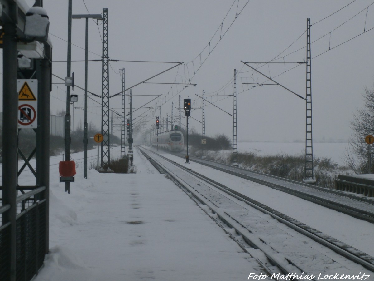 BR 411 lsst den Bahnhof Landsberg (b Halle/Saale) hinter sich am 30.12.14