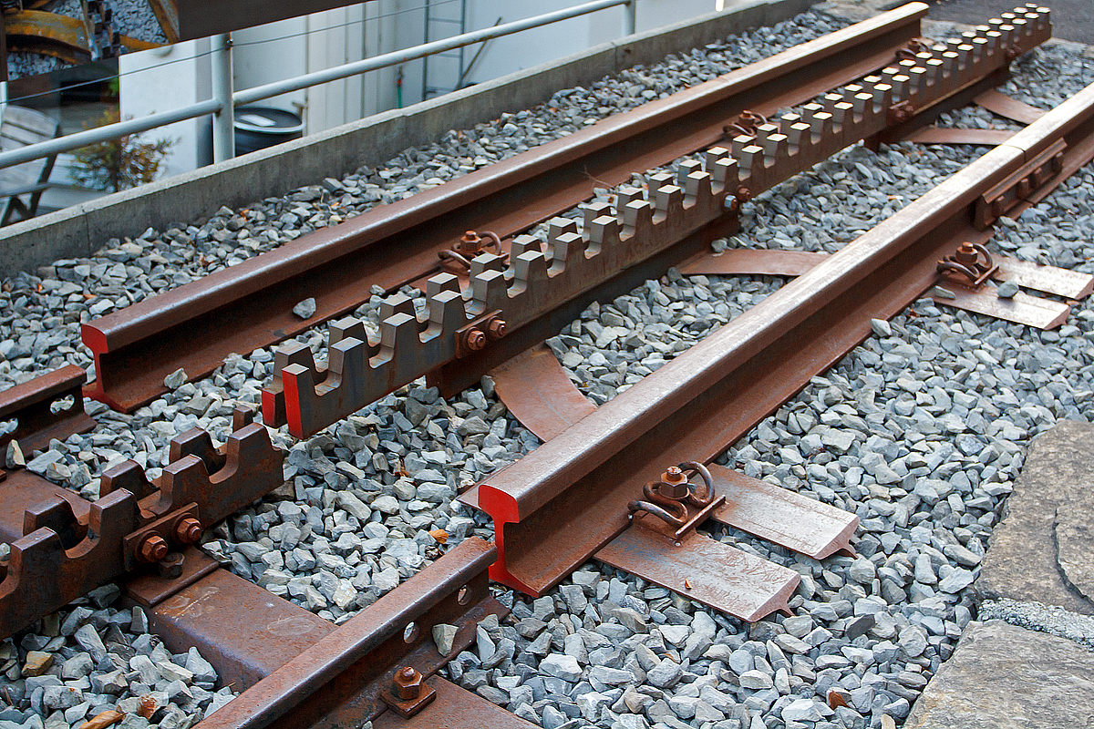 
Brienz Rothornbahn 01.10.2011: 
Der Unterschied zwischen den alten Schienentyp S 20 unten und oben der neu geplanten Schienentyp S 49 mit neuartige Y-Schwelle und Schienenhalter mit Vossloh-Klemme. 

Vorteile des neuen Gleissystem: 50 % weniger Schwellen pro km Gleis; Geringerer Schotterbedarf; Ruhiger Lauf des Rollmaterials durch versetzte Befestigungspunkte; Grosse Steifigkeit der Konstruktion. Die Zahnstangen vom System Abt sind dabei die selben und werden nur nach Verschleiß erstetzt. Die Spurweite vom Gleis beträgt 800 mm, die Zahnteiung der Zahnstange beträgt 120 mm. 