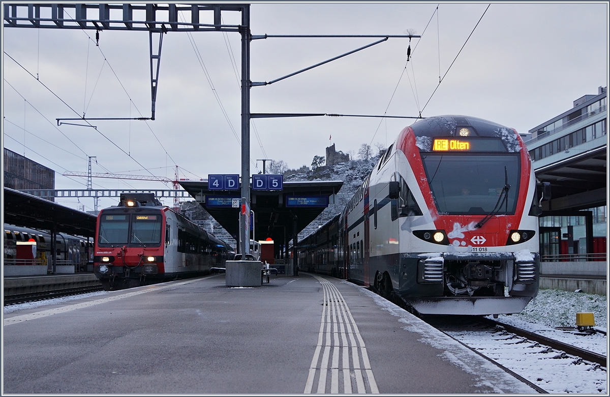 Brugg AG mit den SBB RABe 511 018 als RE nach Bern und ein SBB RBDe 560 Domino als S 27 nach Waldshut. 

9. Dez. 2017