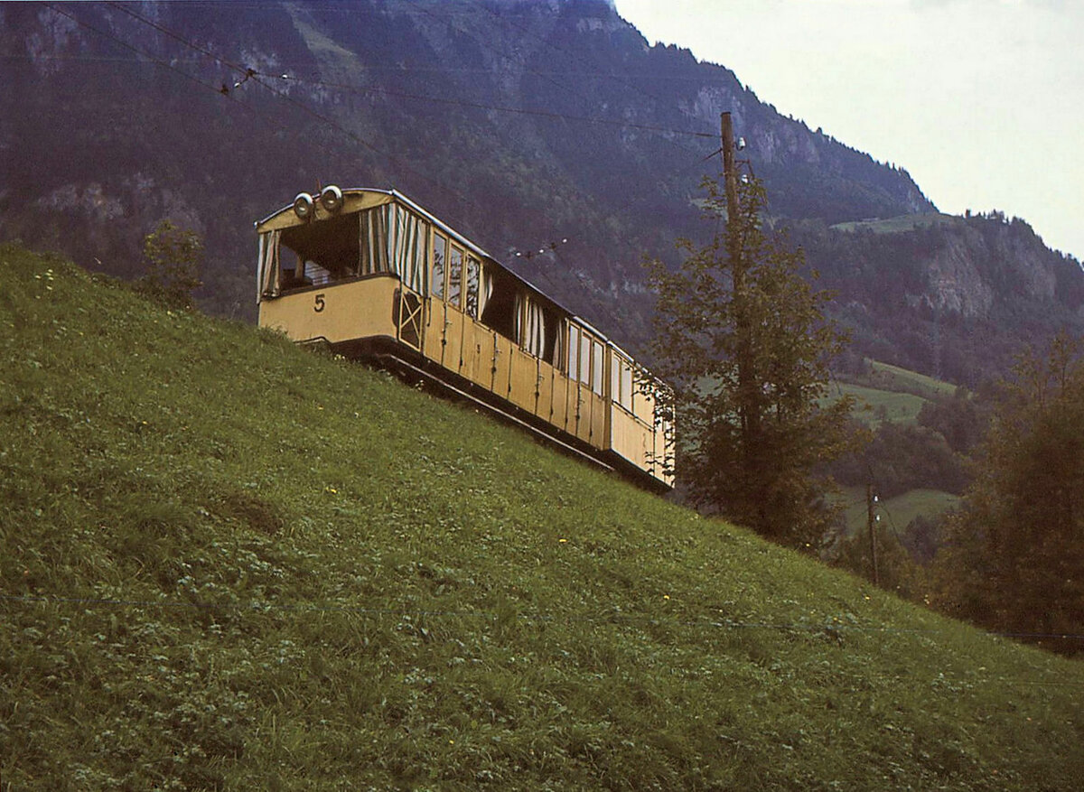 Brunnen - Morschach - Axenstein: Abstieg vom Axenstein. Rowan-Komposition Lok 2 + Wagen 5. 6.Oktober 1967 
