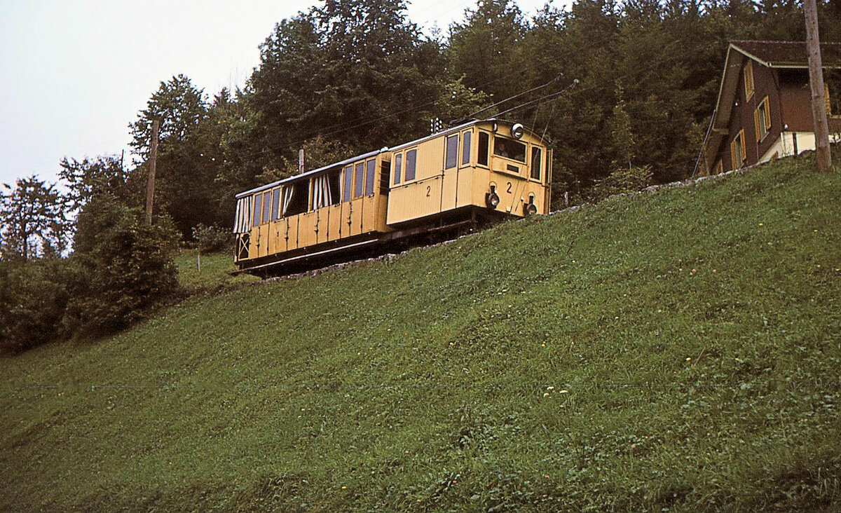 Brunnen - Morschach - Axenstein: Lok 2 mit Wagen 5 (Rowan-Komposition) mit gesenkten Stromabnehmern beim Abstieg unterhalb von Axenstein. 6.Oktober 1967 