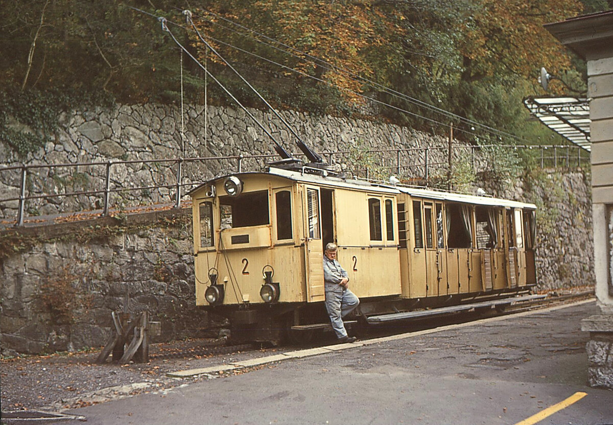 Brunnen - Morschach - Axenstein: Ruhige Atmosphäre vor der nächsten Abfahrt in Brunnen. Zug Lok 2 + Wagen 5. 6.Oktober 1967 
