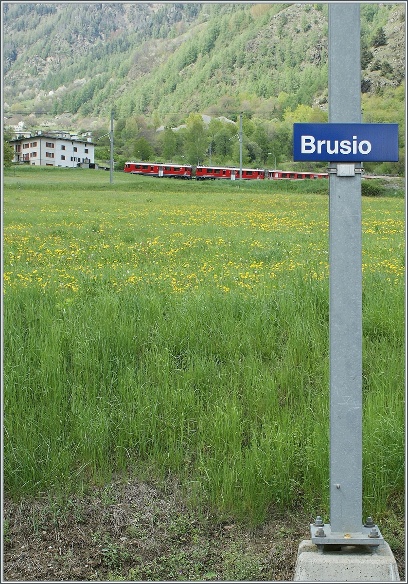 Brusio an der Bernina Bahn, bekannt durch den Kehrviadukt. Hier jedoch schweift der Blick in die nördliche Richtung auf einen nach Norden fahrenden Zug. 

8. Mai 2010