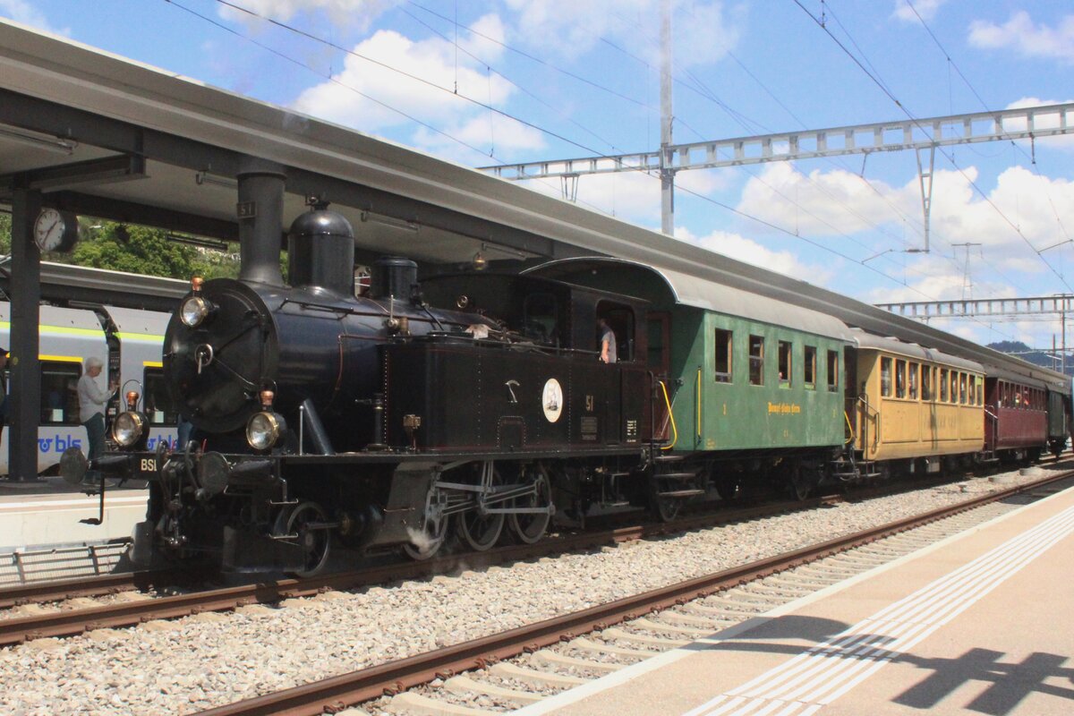 BSB-51 pendelt am 18 Mai 2025 zwischen Bahnhof und BLS-Werksttte Koninlfingen whrend das Spektakel  150 Jahre Emmentalbahn .