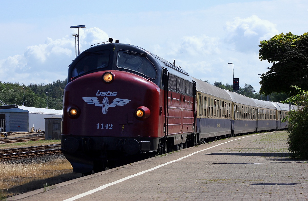 BSBS MY 1142(227 005)fährt hier lautstark mit dem 12 Wagen AKE Rheingold als SZ  Hauke Haien  durch Husum nach Westerland. 18.07.2015