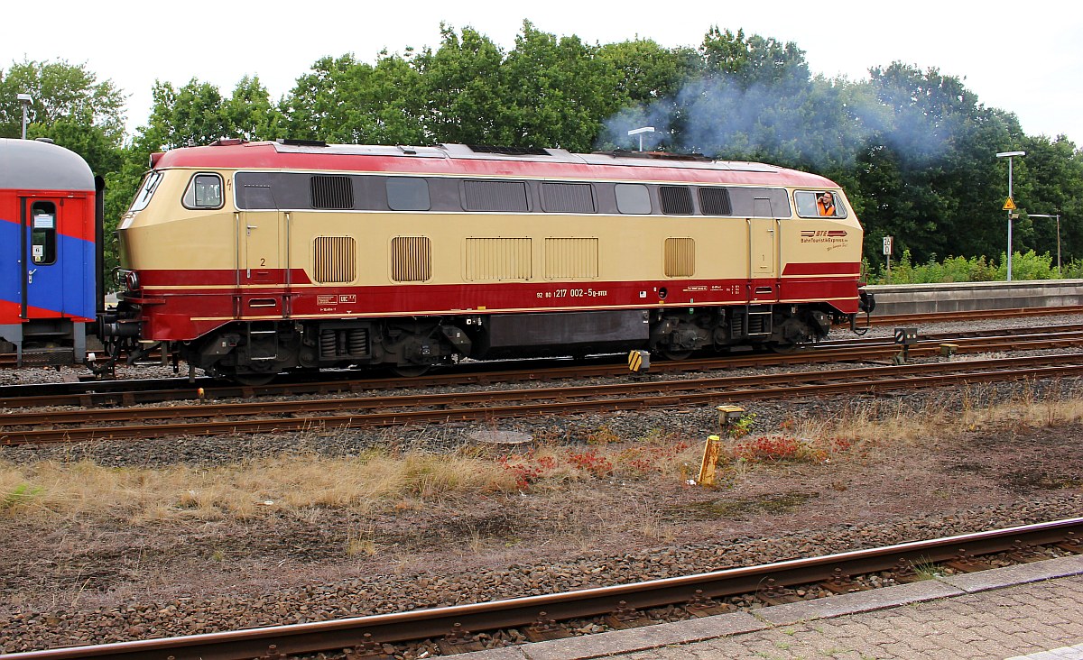 BTEX 217 002-5 mit leichter Abgasfahne rangiert ihren Leerzug in Bahnhof von Husum. 02.08.2017