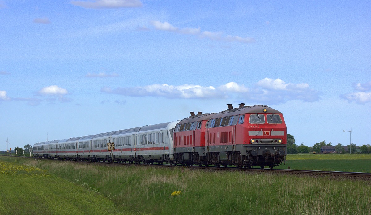 Bü Triangel...DB 218 307 und 218 389 mit IC 2375 Richtung Niebüll. 31.05.2020