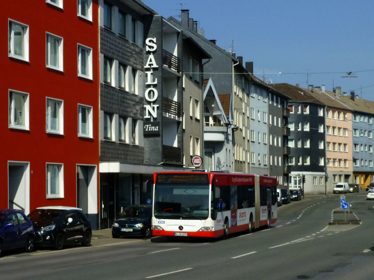 Bus 1070 mit Werbung fr einen lokalen Supermarkt. Am 16.4.19 ist der Bus auf der Linie 611 eingeteilt, hier an der Heckinghauser Strae kurz vor der Hst Herzogbrcke.
