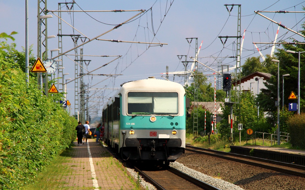 Bwegt 628 486/628 673  Marie  und 628 201 als RE74 nach Husum. Jübek 25.06.2022