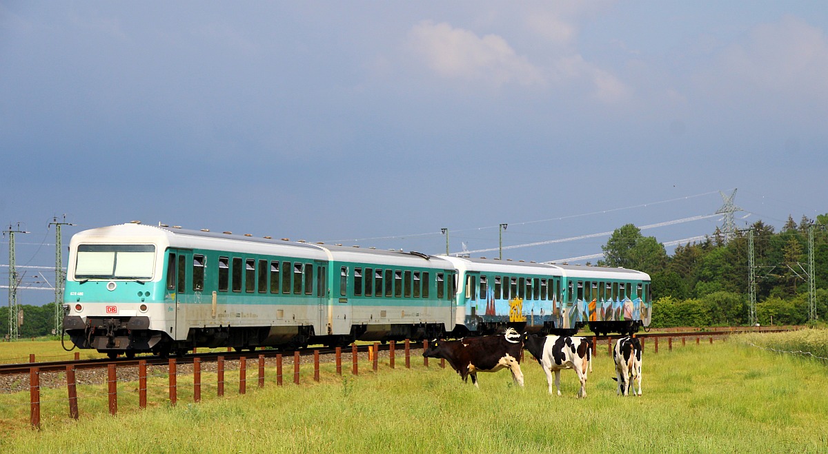 Bwegt 628 486/628 673  Marie  und 628 201 als RE74 nach Kiel. Jübek/Jyderupweg 25.06.2022