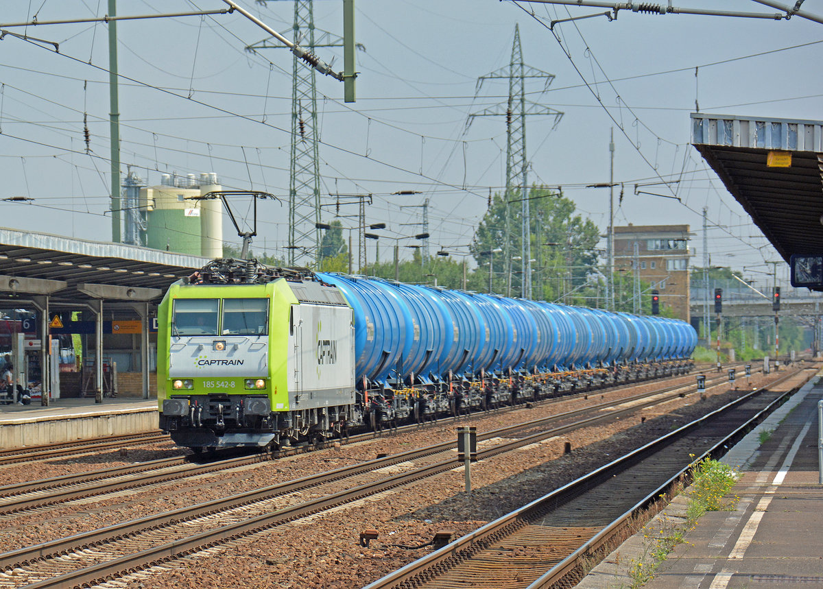 Captrain 185 542-8 mit einem Kesselwagen Ganzzug(Zacns) von  Railtrans Wagon  am 29.07.2016 in Berlin-Schönefeld Flughafen
