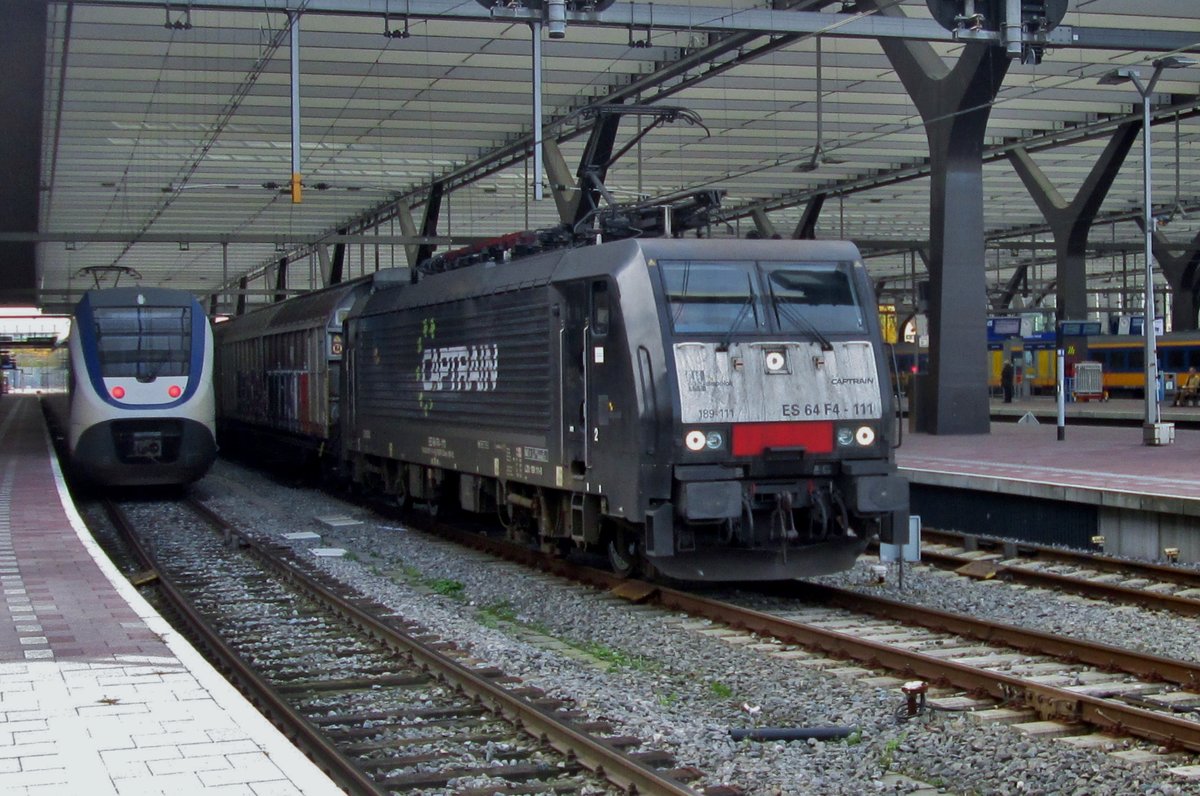 CapTrain 189 111 schleppt ein Guterzug durch Rotterdam Centraal am 25 Oktober 2015.