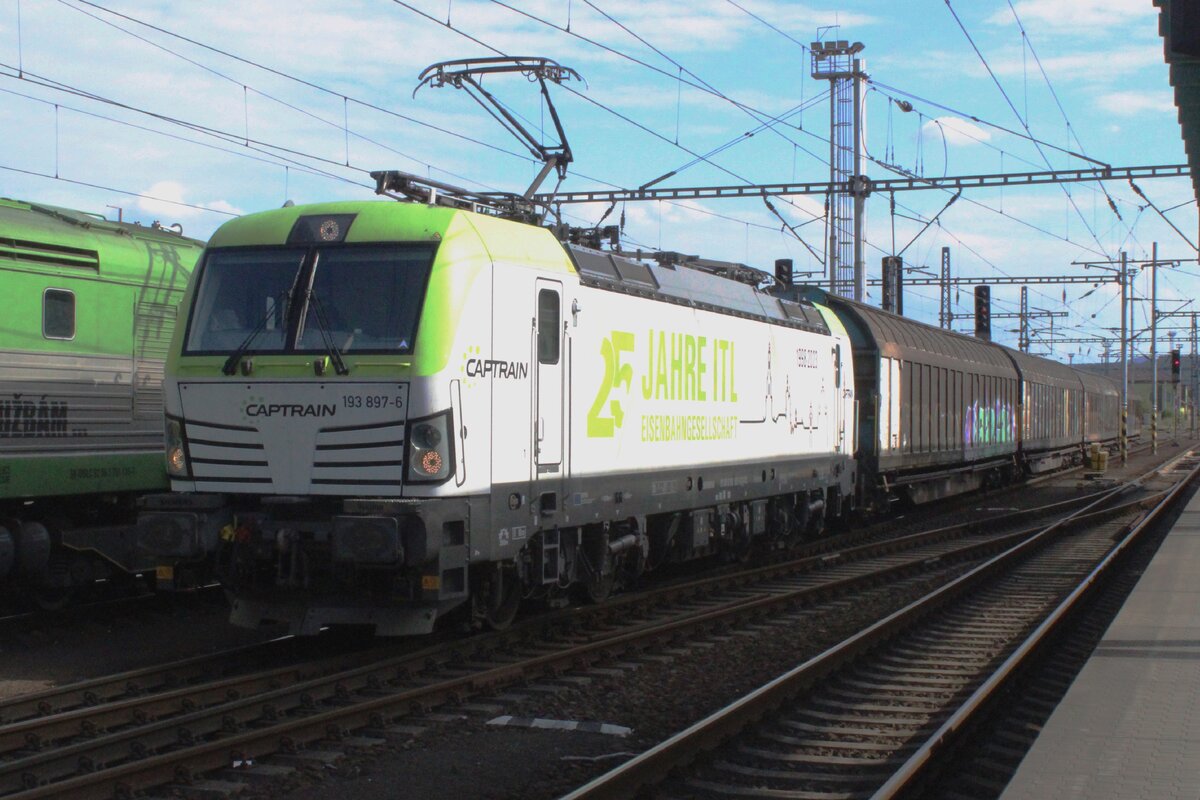 CapTrain 193 897 geniesst die Sonnenschein bein ausfahren aius Decin hl.n. am 27 Mai 2025.