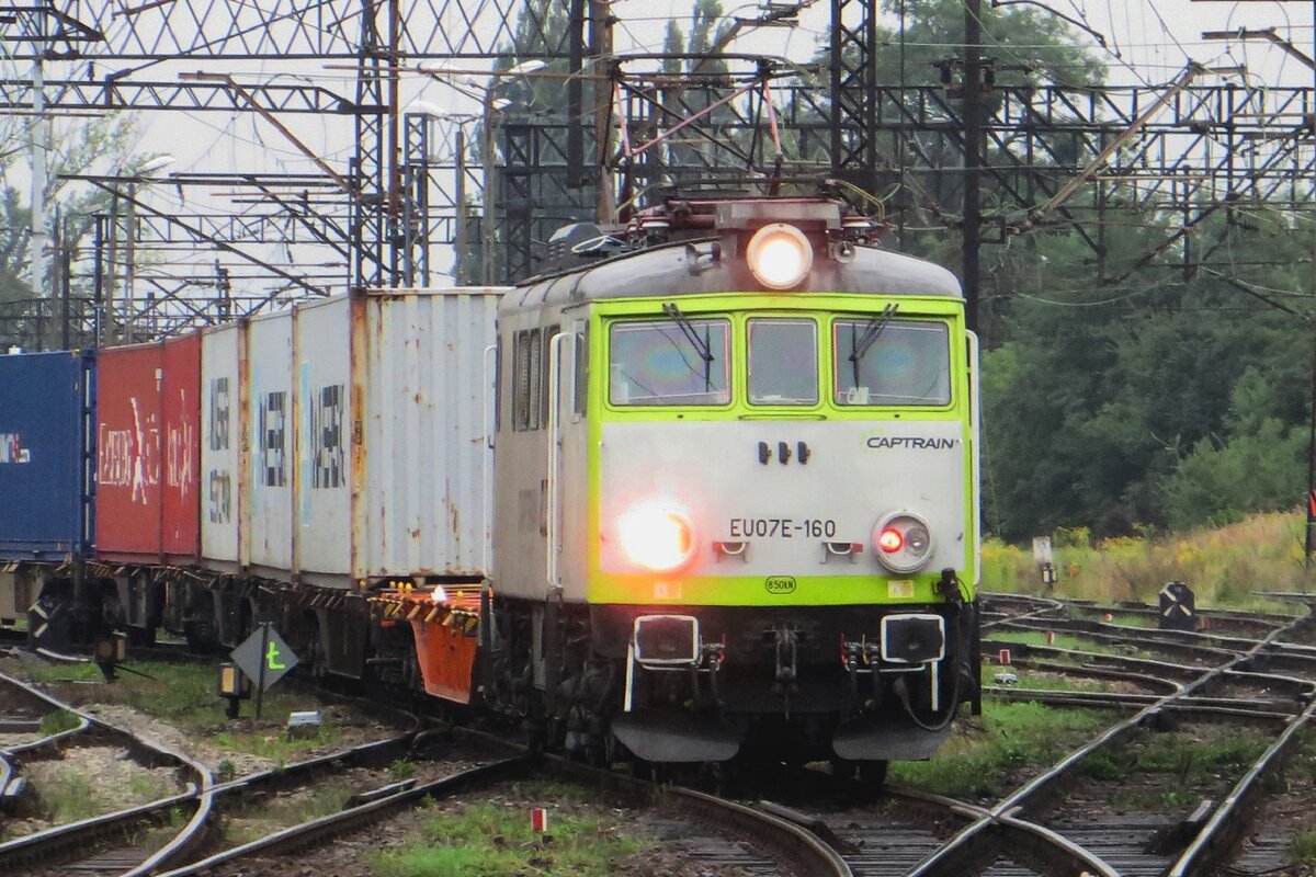 Captrain Polska EU07E-160 zieht ein Containerzug durch Gliwice-Labedy am 24 Augustus 2021.