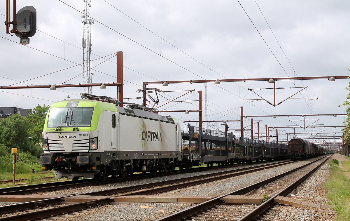 Captrain/ITL 6193 894-3 steht hier abfahrbereit mit einem Autotransport-Leerzug im Grenzbahnhof Padborg. 31.05.2017