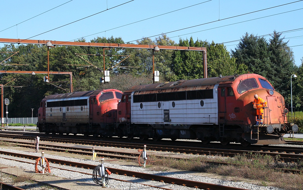 Captrain/Railcare MY 1122 und 1134 haben soeben einen Güterzug aus dem Terminal geholt uNd umfahren diesen nun werden dann wieder angehängt und dieselten dann mit diesem davon. Padborg 03.10.2013