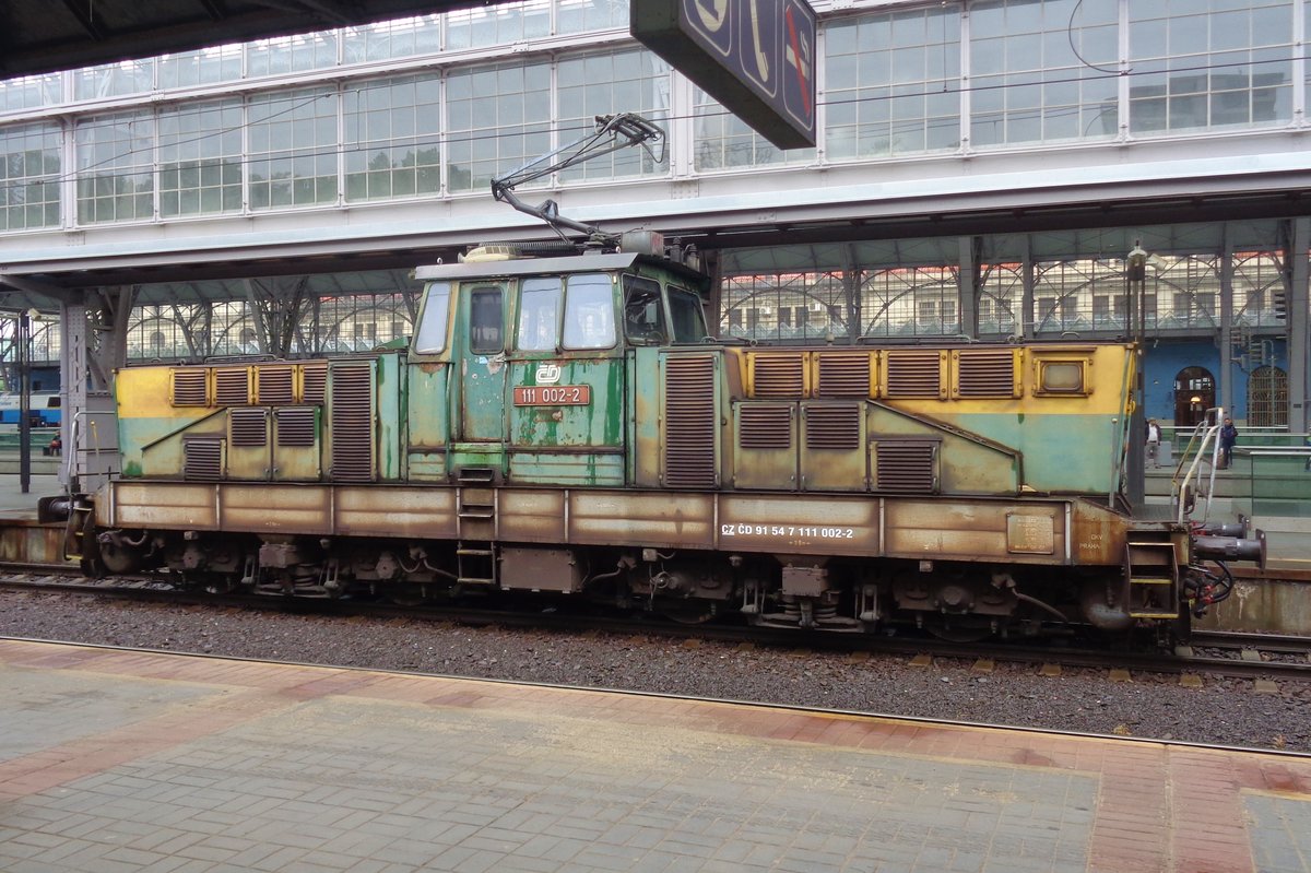 CD 111 002 steht in Praha hl.n. am 16 Mai 2018 und wartet auf der nächster zu Verschieben Zug.