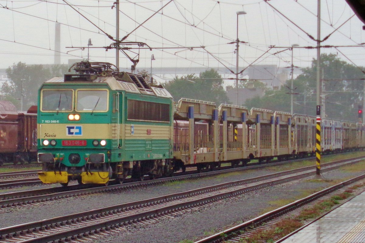 CD 163 046 trötzt den Regen in Ostrava hl.n. am 23 September 2017.