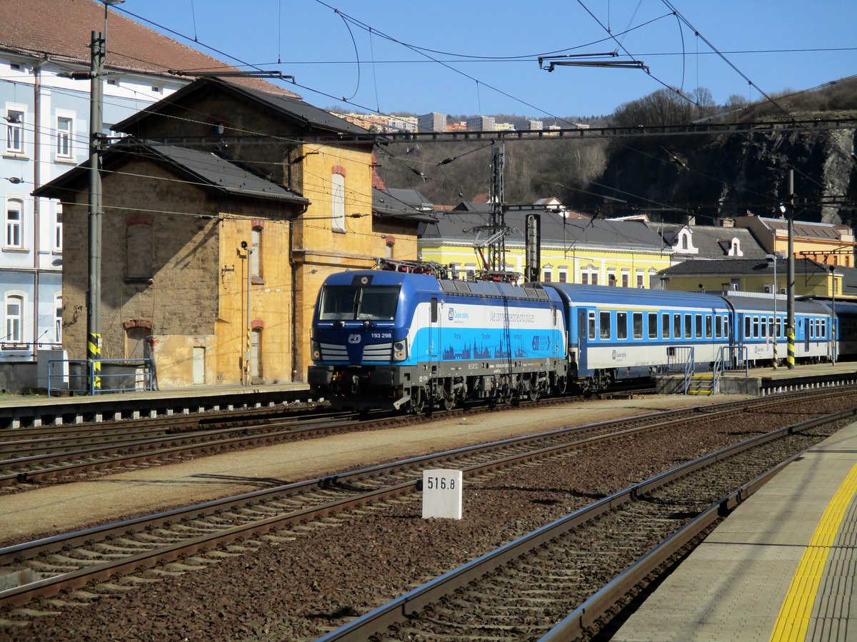 CD 193 298 zieht ein Schnellzug nach Prag aus Usti-nad-Labem am 6 April 2018.