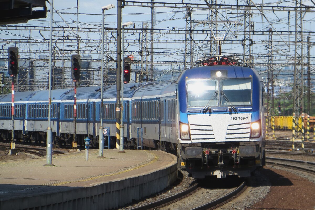 CD 193 763 legt sich beim durchfahren von Praha-Liben am 12 Juni 2022 in die Kurve.