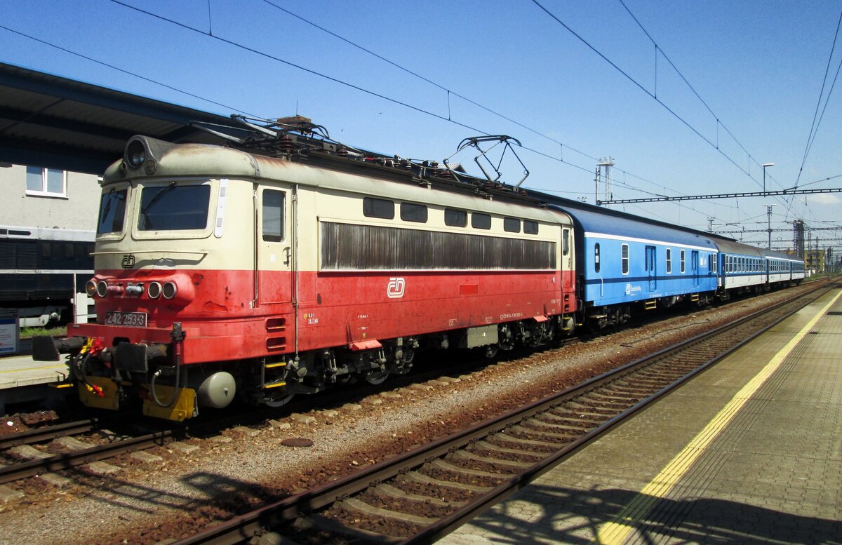 CD 242 253 posiert am 27.Juni vor der Fotograf in Breclav -eine der letzte Einsatzgebiete dieser Plechovka ist die Strecke Breclav<=>Brno.