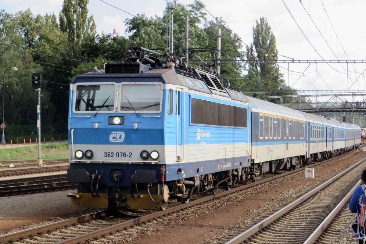 CD 362 076 treft am 10 September 2022 in Benesov u Prahy ein mit der Rychlyk aus Tabor.