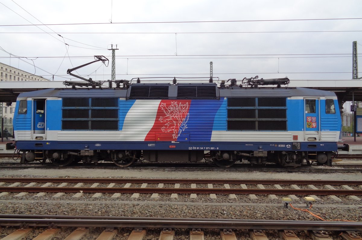 CD 371 001 steht am 8 April 2017 in Dresden Hbf.