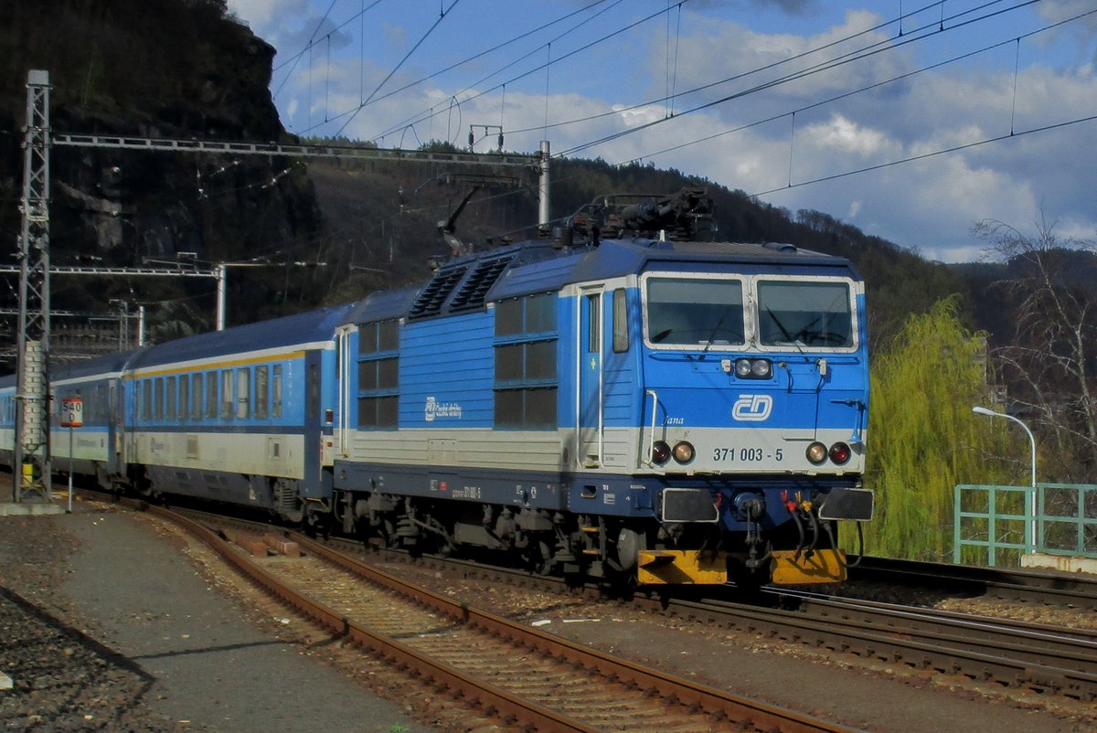 CD 371 003 treft am 6 April 2017 in Decin hl.n. ein.