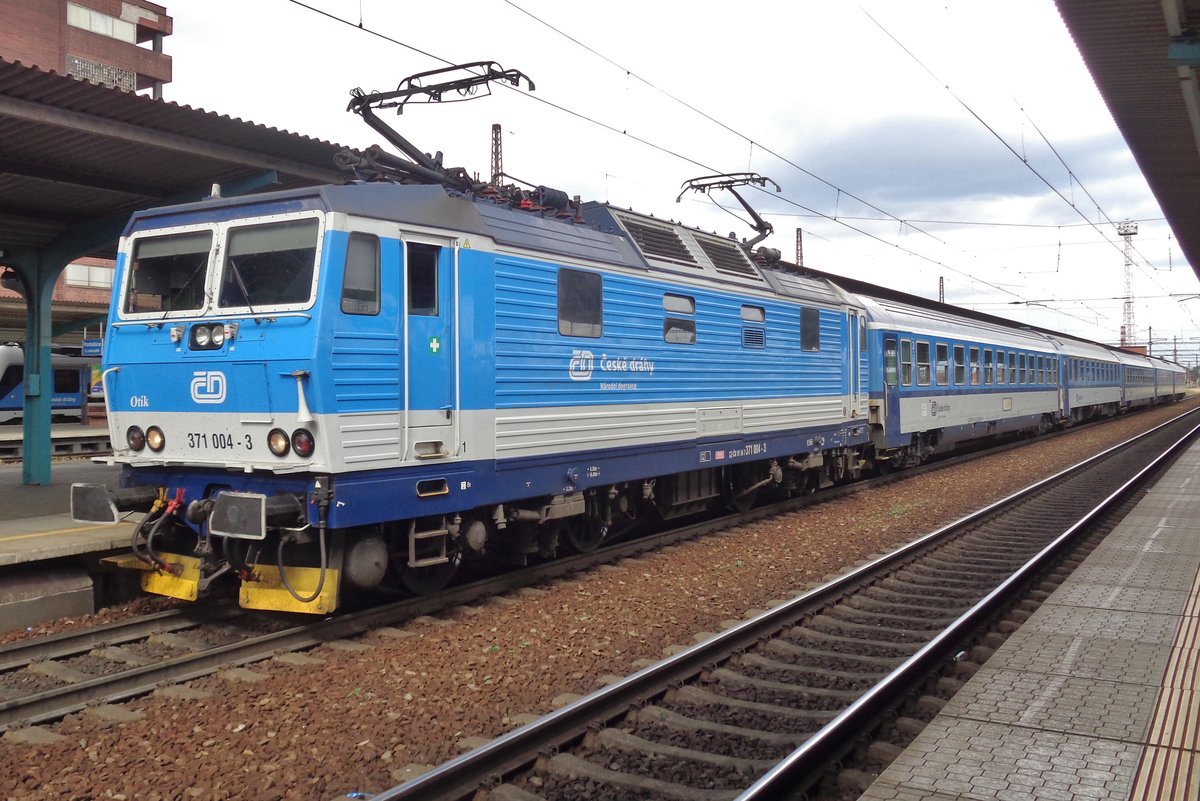 CD 371 004 hält am 15 Mai 2018 in Pardubice. 