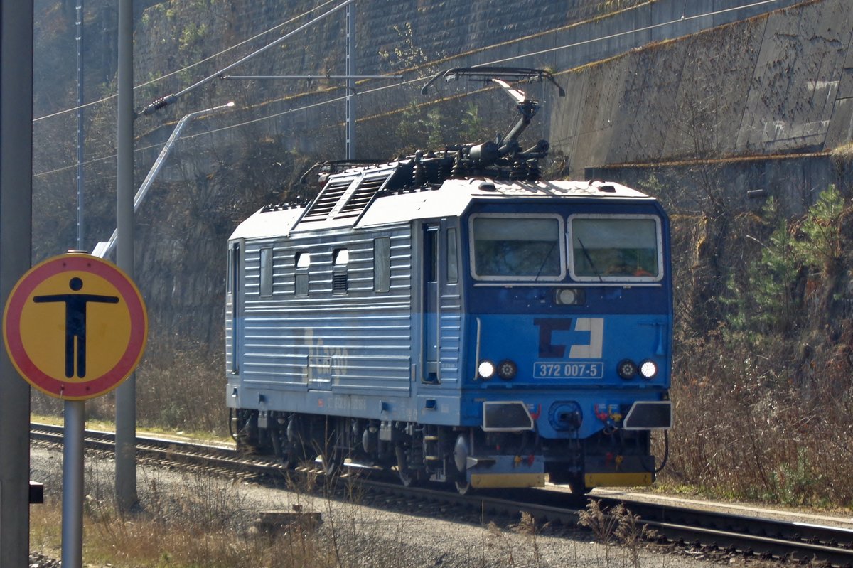 CD 372 007 lauft am 8 April 2018 um in Bad Schandau.