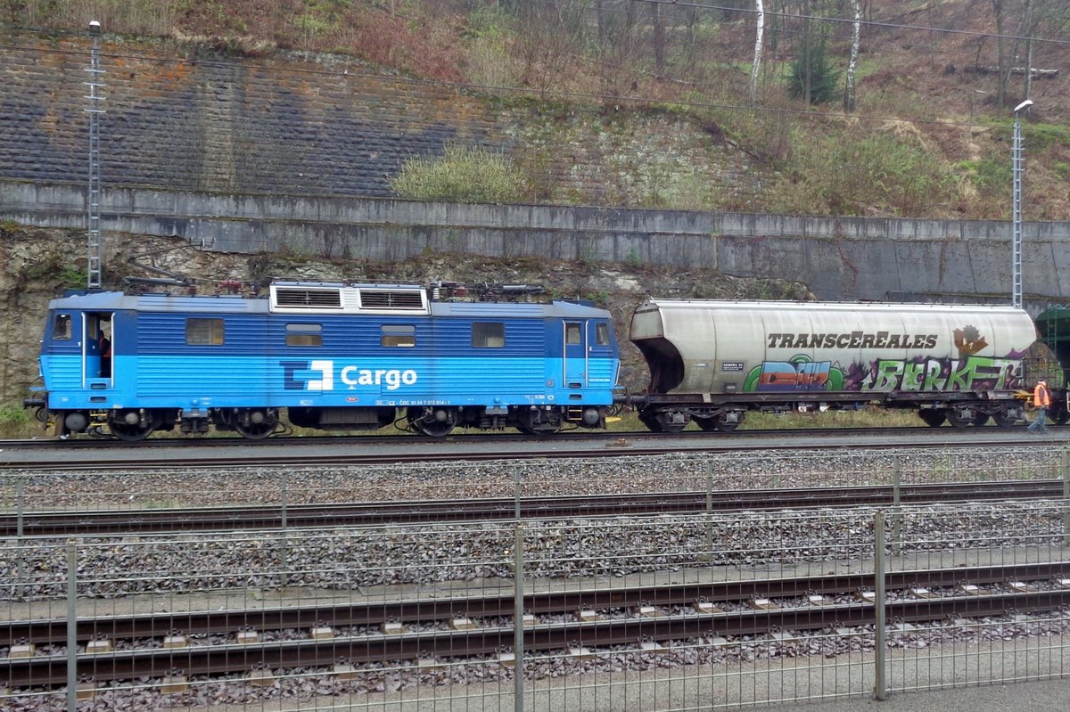 CD 372 014 ubernimmt ein Getreidezug in Bad Schandau am 7 April 2017.