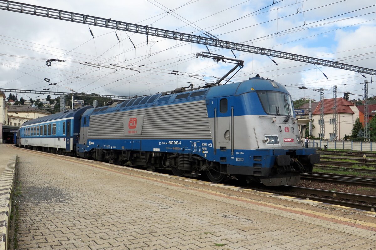 CD 380 003 verlässt am 26 Augustus 2021 Bratislava hl.st. und lasst sich vom sitzender Fotograf abbilden. CD 380 003 verlässt am 26 Augustus 2021 Bratislava hl.st. und lasst sich vom sitzender Fotograf abbilden.
