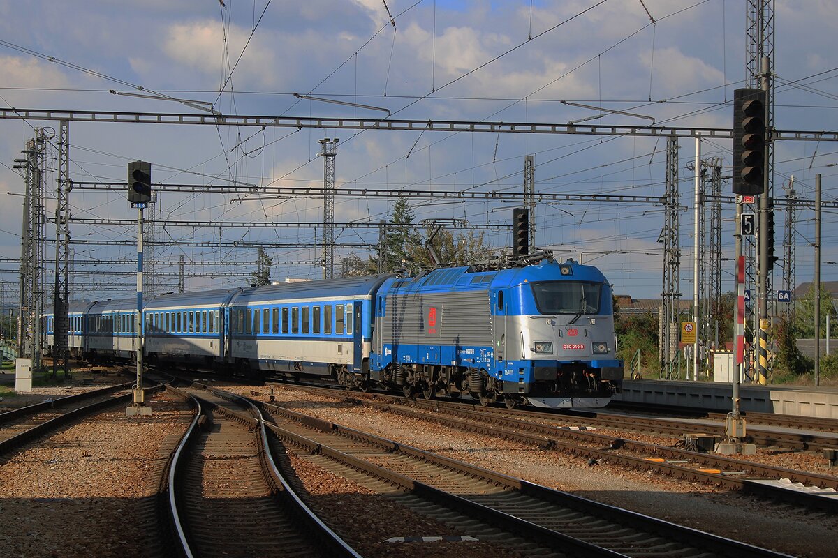CD 380 010 treft mit ein Rychlyk aus Praha hl.n. am 28 September 2025 in Ceske Budejovice ein. CD 380 010 treft mit ein Rychlyk aus Praha hl.n. am 28 September 2025 in Ceske Budejovice ein.