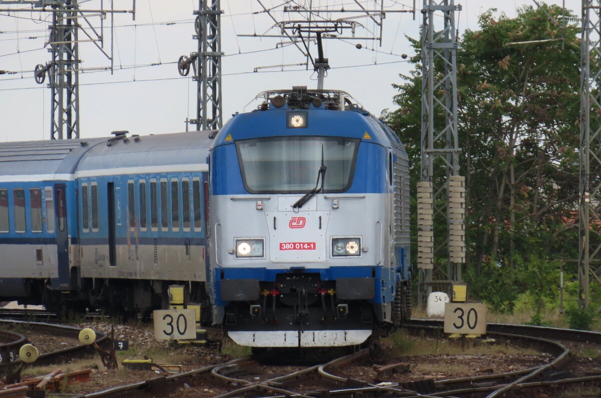 CD 380 014 treft am 17 September 2024 mit der Metropolitan in Bratislava hl.st. ein. CD 380 014 treft am 17 September 2024 mit der Metropolitan in Bratislava hl.st. ein.
