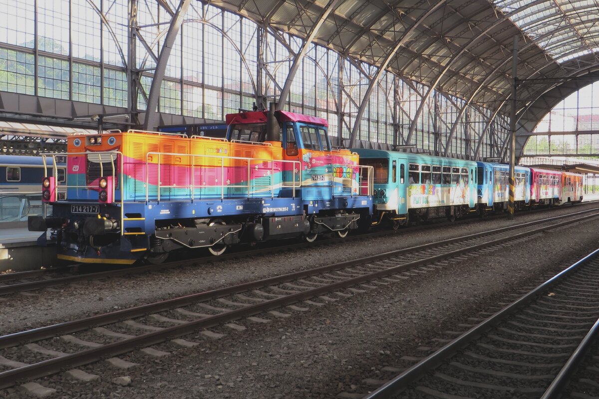 CD 714 217 mit der Cyklohradec Sonderzug steht am 12 Juni 2022 in Praha hl.n.