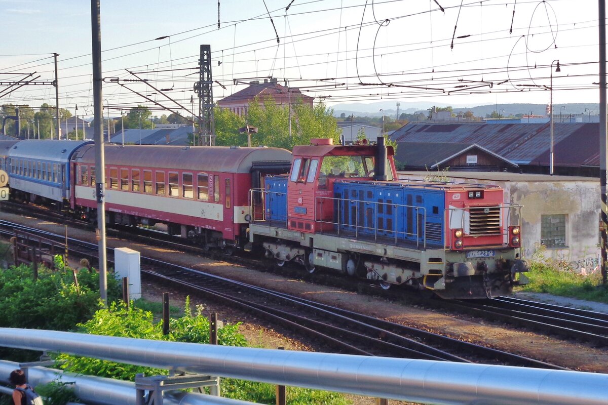 CD 714 229 verschiebt Reisezugwagen in Ceske Budejovice am 21 September 2018.