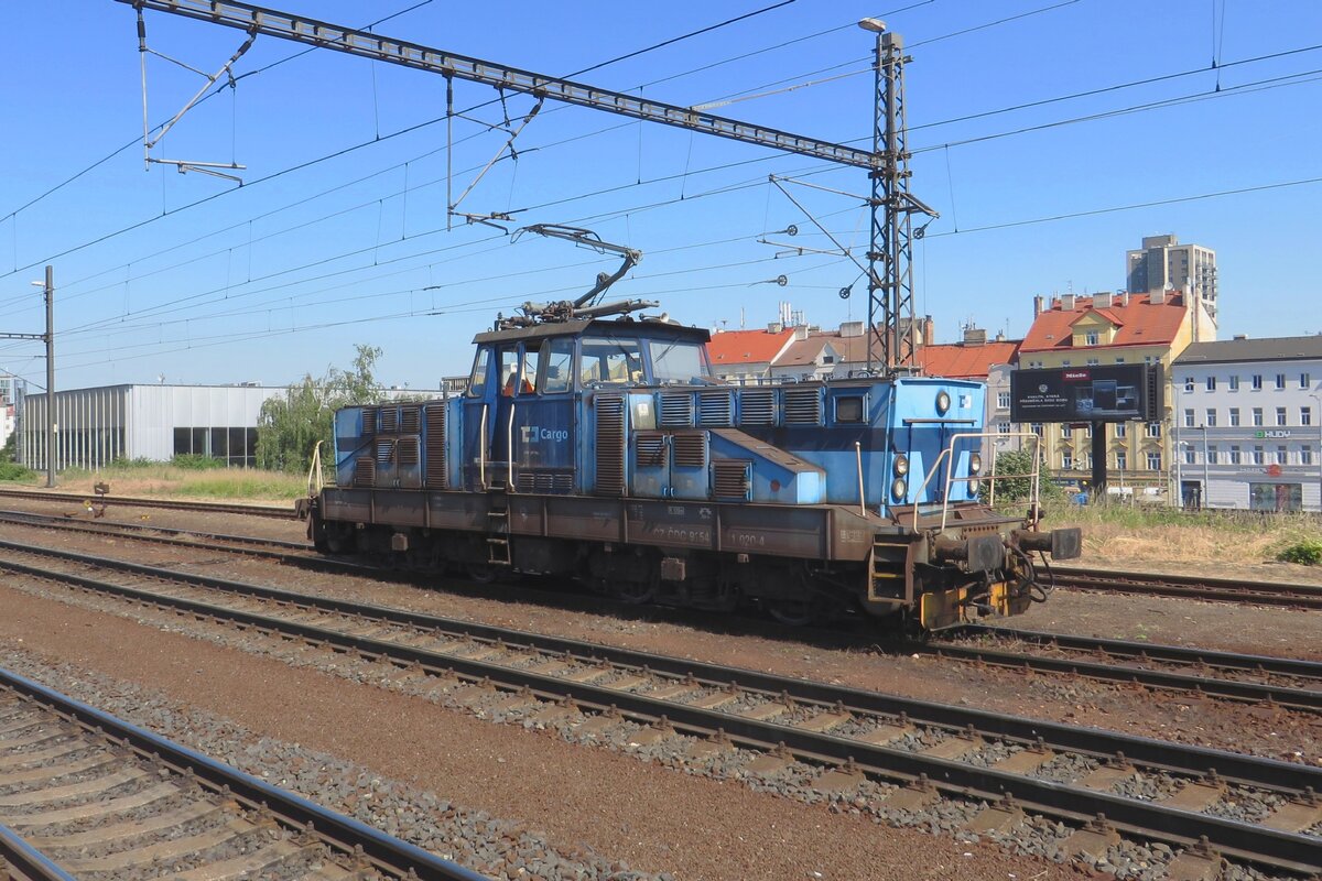 CD Cargo 111 020 durchfahrt solo Praha-Liben am 12 Juni 2022.