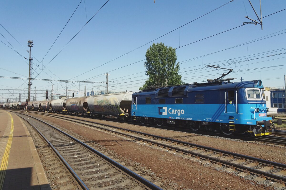 CD Cargo 130 016 schiebt berraschend ein Getreidezug durch Praha-Liben am 12 Juni 2022.