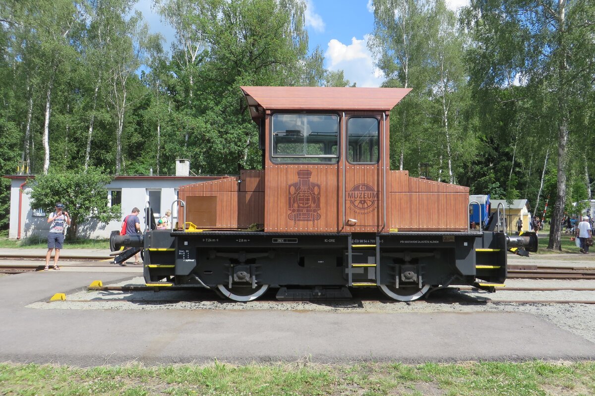 CD Rangierlok 799 019 hat mit Aufkleber eine Quasi-Holzaufbau bekommen und steht am 12 Juni 2022 ins Eisenbahnmuseum Luzna u Rakovnika.