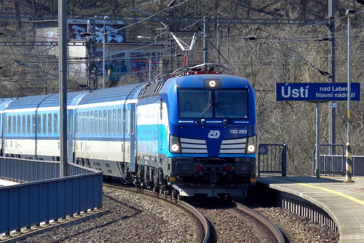 CD Vectron 193 293 treft mit ein EC nach Hamburg-Altona am 6 April 2018 in Usti nad Labem ein.