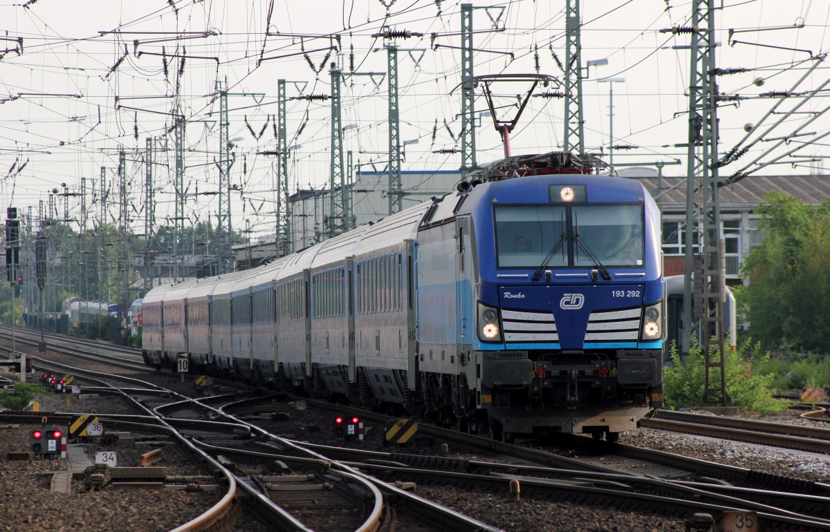 CD/ELOC 193 292-0(REV/MMAL/18.07.17) mit dem EC 379 auf dem Weg nach Prag(7354 10-91 001-3 Ampz146, 006-2 Ampz146, 88-91 003-6 WRmz815, 21-91 024-2 Bmz245, 21-91 005-1 Bmz245, (6181)21-90 114-3 Bmz236, (6154)21-91 052-7 Bmz230, (6154)29-91 044-6 Bdmpz227 und 21-91 009-3 Bmz245). Einfahrt Neumünster 21.07.2018