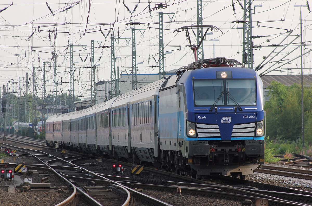 CD/ELOC 193 292-0(REV/MMAL/18.07.17) mit dem EC 379 auf dem Weg nach Prag(7354 10-91 001-3 Ampz146, 006-2 Ampz146, 88-91 003-6 WRmz815, 21-91 024-2 Bmz245, 21-91 005-1 Bmz245, (6181)21-90 114-3 Bmz236, (6154)21-91 052-7 Bmz230, (6154)29-91 044-6 Bdmpz227 und 21-91 009-3 Bmz245). Einfahrt Neumünster 21.07.2018 II