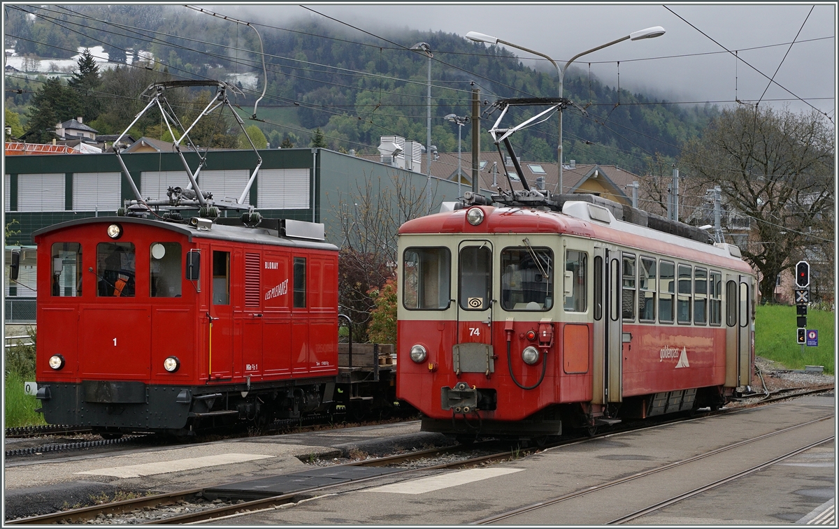 CEV HGe 2/2 N° 1 (Baujahr 1911) und BDeh 2/4 74 (Baujahr 1970) in Blonay.
1. Mai 2016