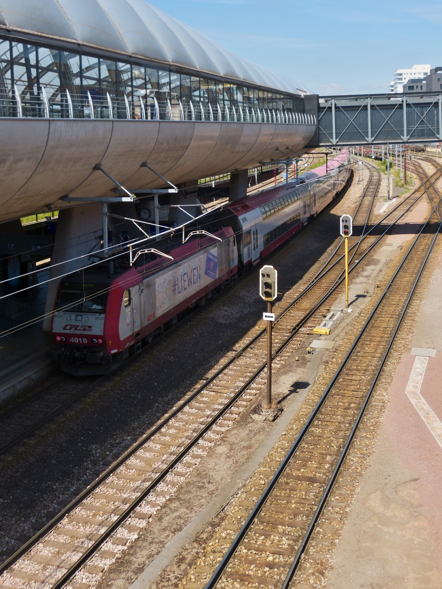 CFL 4018 schiebt ihren Zug aus dem Bahnhof Belval Université in Richtung Rodange. 25.06.2021