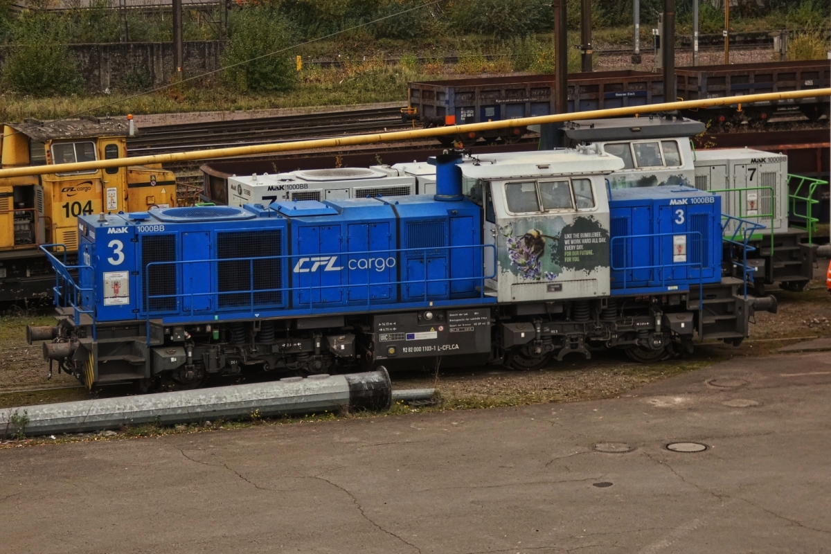 CFL Cargo 1103, Mak G 1000 BB; Bau NR. 5001529; 92 80 0000 1003-1 L-CFLCA, dahinter versteckt sich die CFL 1107, aufgenommen in der Abstellung Esch-Belval, von der Fahrrad und Fußgänger Brücke Velodukt. 16.10.2025 CFL Cargo 1103, Mak G 1000 BB; Bau NR. 5001529; 92 80 0000 1003-1 L-CFLCA, dahinter versteckt sich die CFL 1107, aufgenommen in der Abstellung Esch-Belval, von der Fahrrad und Fußgänger Brücke Velodukt. 16.10.2025