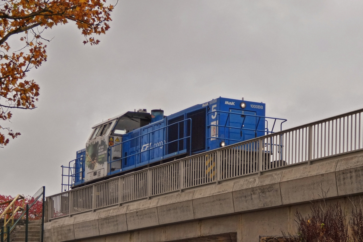 CFL Cargo 1105; Mak G 1000 BB; Bau NR 5001531; 92 80 1271 010-1 D-CFLCA, die Lok fährt über die Brücke des Fahrrad- und Fußgängerweges Esch Belval nach Esch Alzette. 16.10.2025 CFL Cargo 1105; Mak G 1000 BB; Bau NR 5001531; 92 80 1271 010-1 D-CFLCA, die Lok fährt über die Brücke des Fahrrad- und Fußgängerweges Esch Belval nach Esch Alzette. 16.10.2025