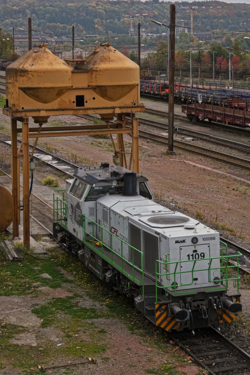 CFL Cargo 1109; Vossloh G 1000 BB; 92 80 1271 016-8 D-CFLCA, BJ 2004; Bau NR 5001541; Bau Art B’B-dh; seit 2021 an CFL Cargo vermietet, Steht bei der Besandungs Anlage in Esch-Belval. Aufgenommen in der Abstellung Esch Belval, von der Fahrrad und Fußgänger Brücke Velodukt. 16.10.2025 CFL Cargo 1109; Vossloh G 1000 BB; 92 80 1271 016-8 D-CFLCA, BJ 2004; Bau NR 5001541; Bau Art B’B-dh; seit 2021 an CFL Cargo vermietet, Steht bei der Besandungs Anlage in Esch-Belval. Aufgenommen in der Abstellung Esch Belval, von der Fahrrad und Fußgänger Brücke Velodukt. 16.10.2025