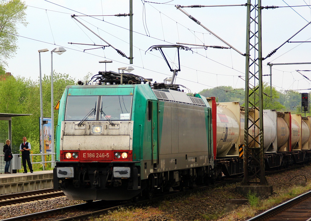 CFL Cargo Leihlok 186 246-5 mit dem DGS 95536(Padborg-Eichenberg)rollt hier wegen einer  LA  gemütlich durch Schleswig. 14.05.2012 